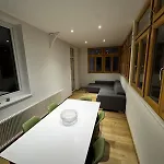 In With 3 Bedrooms Apartment *