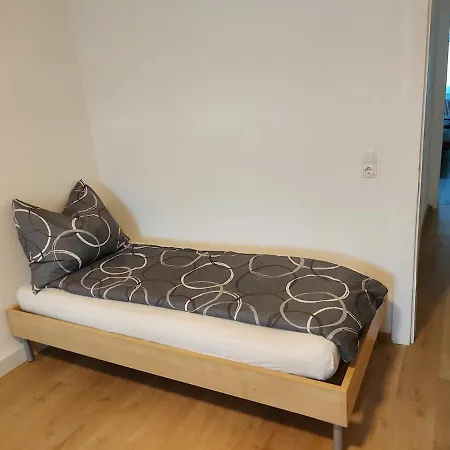 In With 3 Bedrooms شقة *