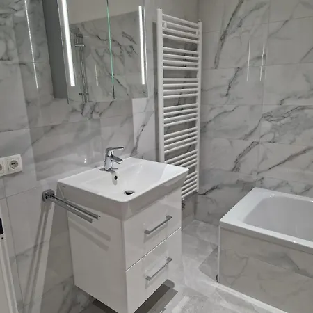 In With 3 Bedrooms Διαμέρισμα *